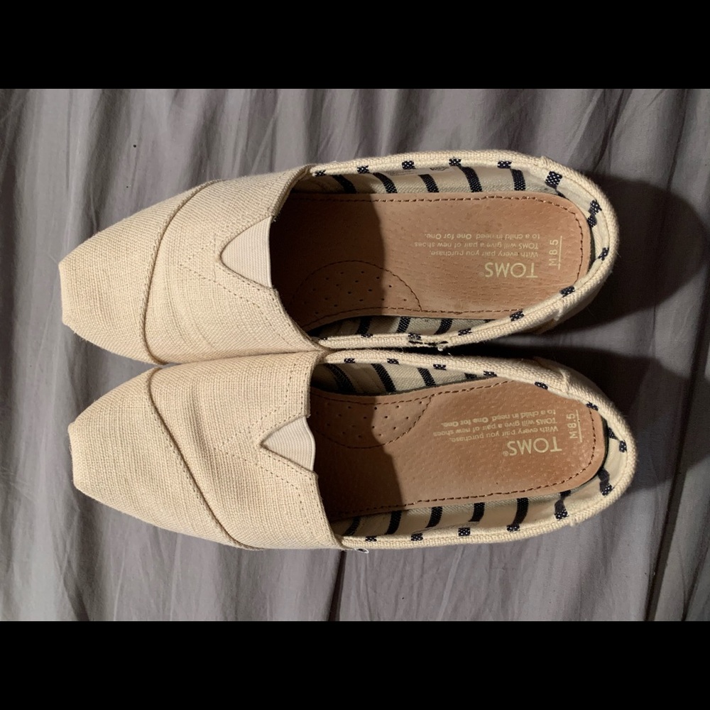 Men’s 8.5/Women’s 10 Cream TOMS